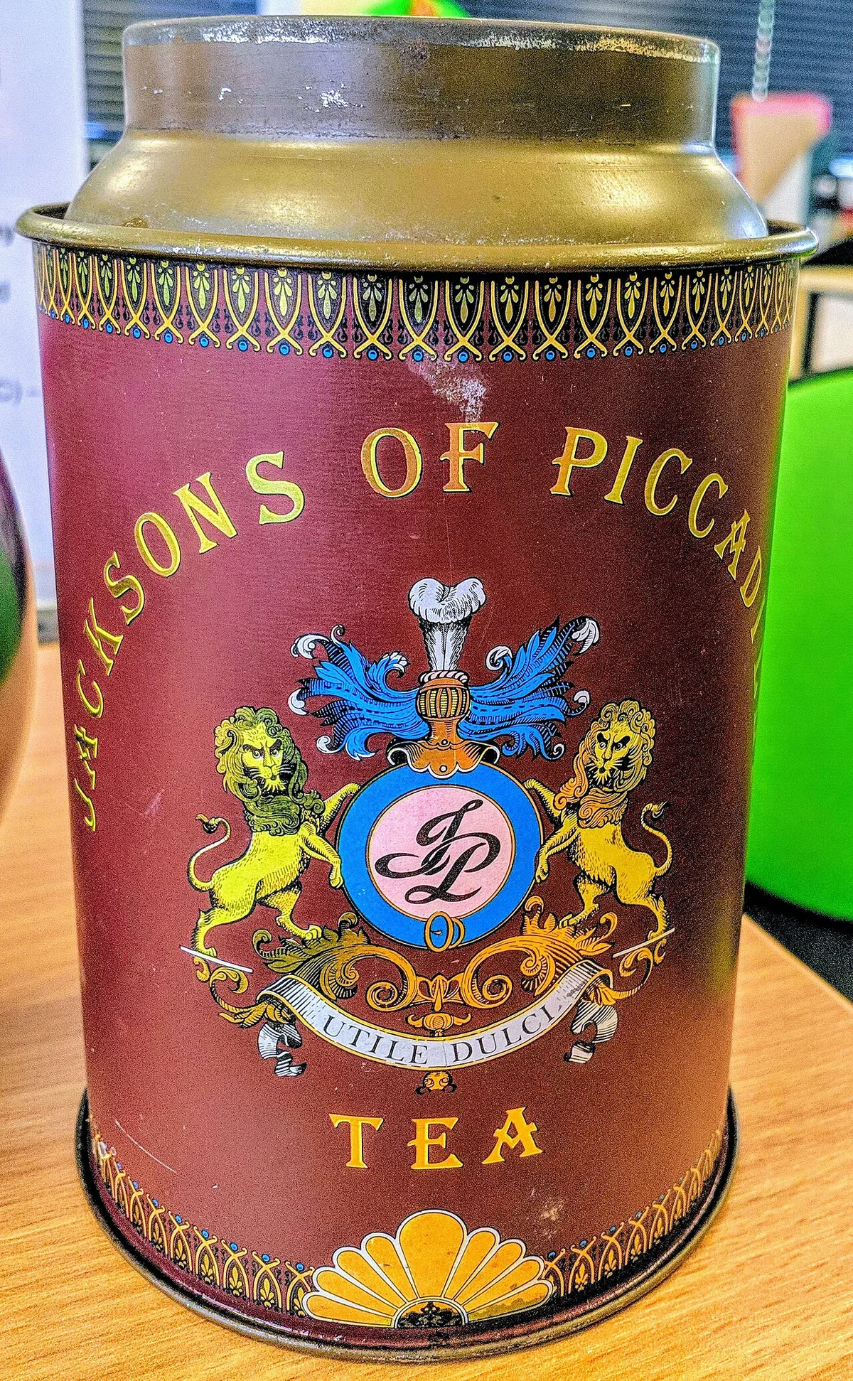Alte verzierte Blech-Teedose mit Wappen-Motiv