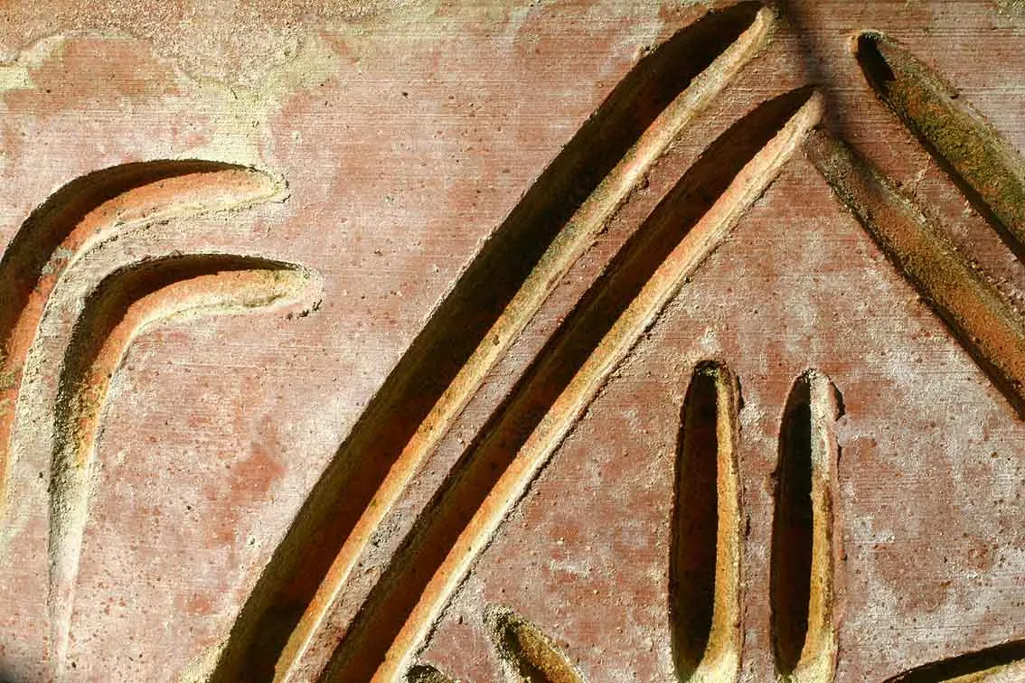 Nahaufnahme einer warmen terrakottafarbenen Oberflächenstruktur