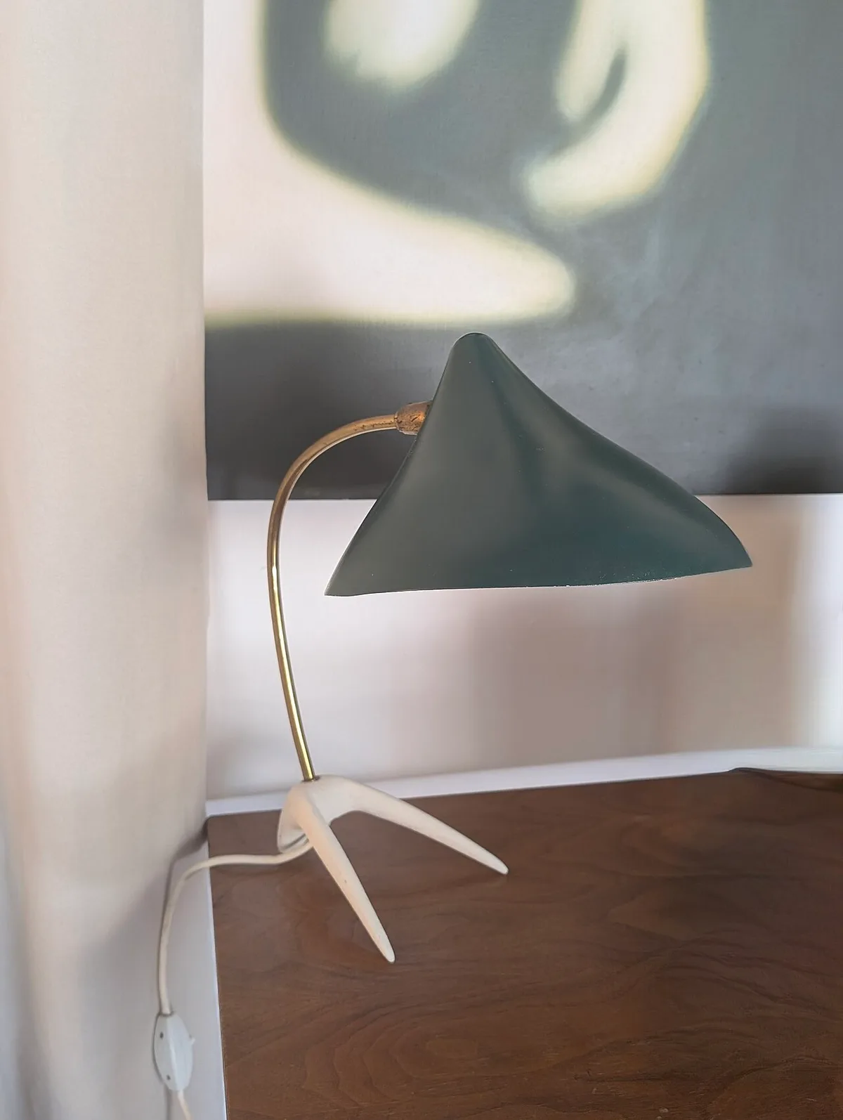 Mid-Century-Tischlampe mit Messingbogen und dreibeinigem Fuß