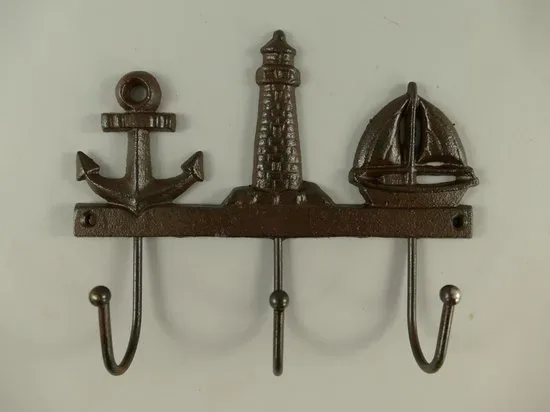 Gusseiserne Garderobe mit drei Haken, verziert mit Anker, Leuchtturm und Segelboot