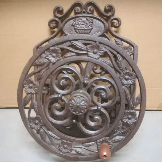 Dekorativer Gartenschlauchhalter aus Gusseisen mit Blumenornament für die Wandmontage