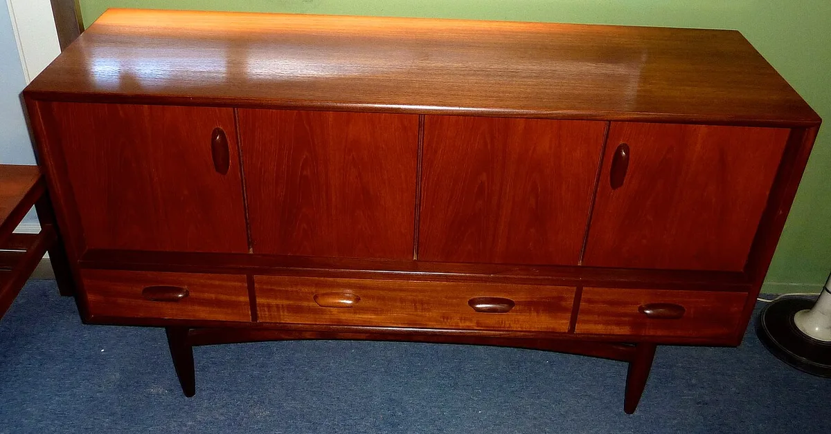 Poliertes Teak-Sideboard aus den sechziger Jahren mit vier Schiebetüren und Schubladen