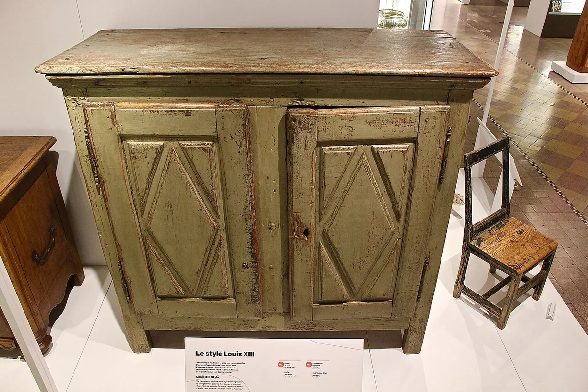Alter, grün gestrichener Holzschrank mit abgenutzter Farbe