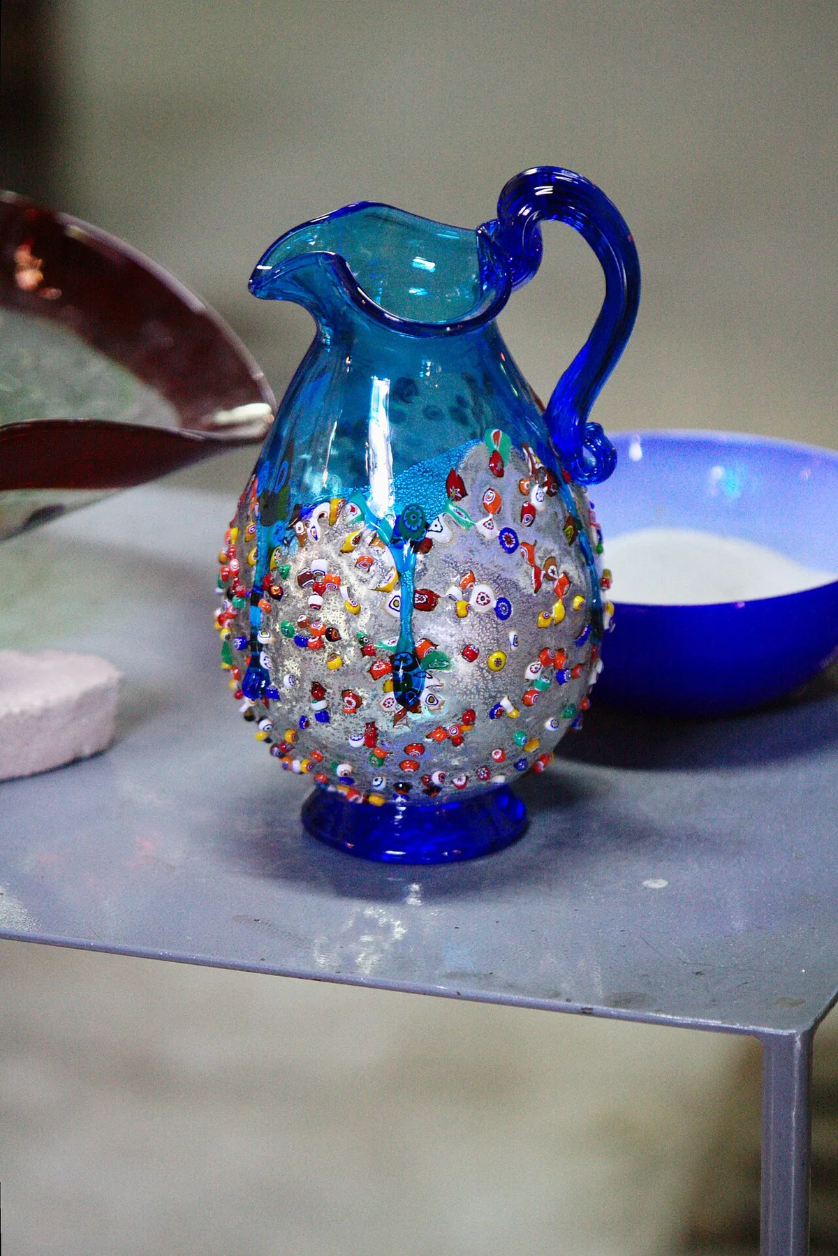 Blaue mundgeblasene Murano-Glaskanne mit bunten Millefiori-Einschlüssen